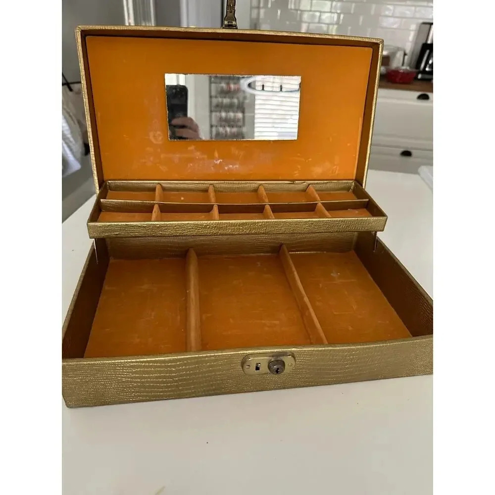 Vintage Faux leather gold jewelry box Made In USA - Picture 5 of 7